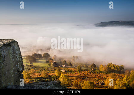 Blick vom Curbar Rand in Derbyshire mit herbstlichen Nebel im Tal. Stockfoto