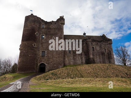 Frühlingsspaziergang durch die Doune Castle in Schottland Stockfoto