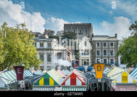 Ansicht von Norwich Marktstände zeigt das Schloss in Ferne. Stockfoto