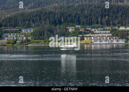 Wasserflugzeug im Hafen in der Wildnis von Alaska Stockfoto