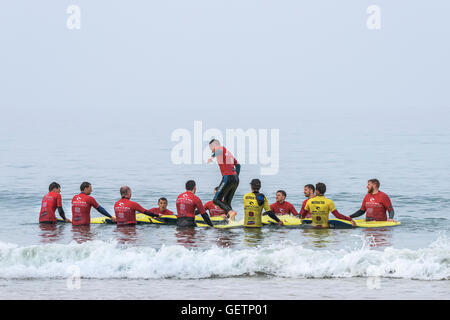 Surf Schule Lehrer Unterricht am Fistral in Newquay in Cornwall. Stockfoto