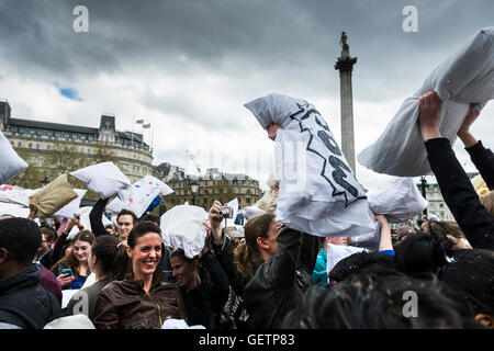 Menschen versammeln sich auf dem Trafalgar Square, International Pillow Fight Day teilzunehmen. Stockfoto