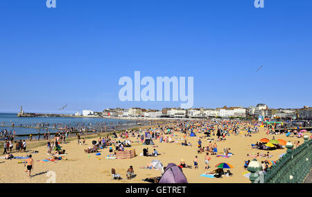 Urlauber genießen die Sonne, Meer und Sand in Margate des berühmten Strand, mit blauem Himmel und klarem blauen Wasser. Stockfoto