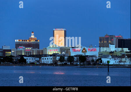 Atlantic City Skyline bei Nacht. Stockfoto