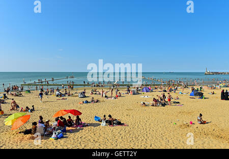 Urlauber genießen die Sonne, Meer und Sand in Margate des berühmten Strand, mit blauem Himmel und klarem blauen Wasser. Stockfoto