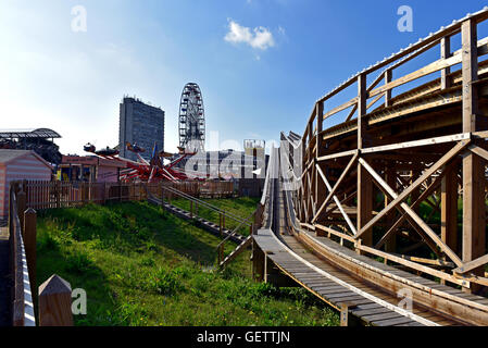 Traumland Freizeitpark in Margate, mit seinen restaurierten historischen Scenic Railway Holzachterbahn. Stockfoto