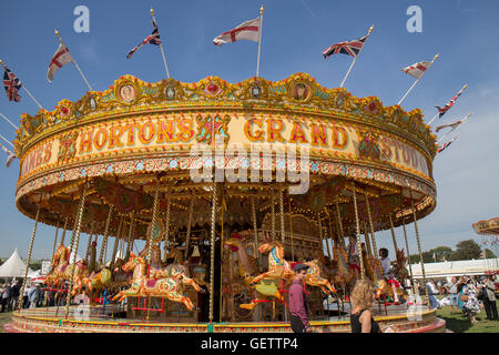 Traditionelle englische Karussell auf einer Kirmes Stockfoto