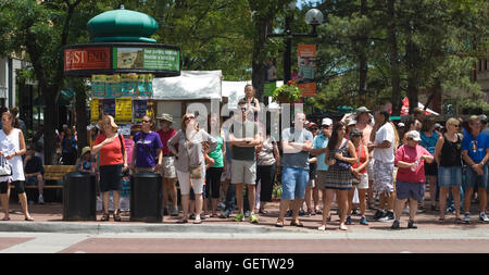 Warten auf das Licht, Broadway Str. Ecke Pearl Street Mall in Boulder, Colorado zu überqueren. Stockfoto