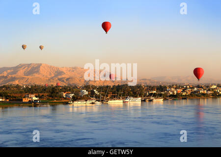 Heißluftballons schweben über den Nil in Luxor bei Sonnenaufgang Stockfoto