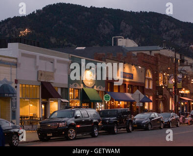 Pearl Street East der Mall mit dem Urlaub Stern sichtbar auf Flagstaff Mountain Stockfoto