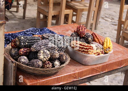 Mehrfarbige Maiskolben auf einem Markt in Peru, Südamerika Stockfoto