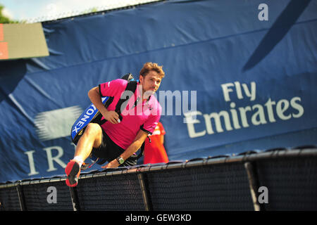 Stan Wawrinka Kreuzung eine Barriere an den 2016 Rogers Schale in der Toronto Aviva Zentrum in Kanada statt. Stockfoto