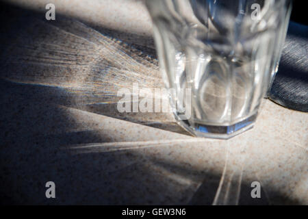 Abstrakte Foto von Trinkgläsern reflektiert Sonnenlicht Stockfoto