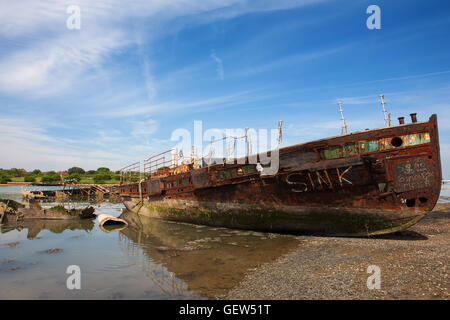 Die verrostete Hulk von der ehemaligen Gosport Fähre "Vadne", aufgegeben in Forton See, Gosport, Hampshire, England Stockfoto