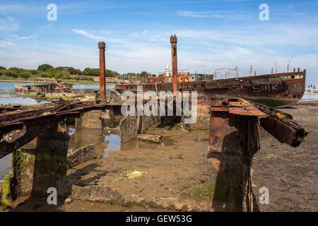 Die verrostete Hulk von der ehemaligen Gosport Fähre "Vadne", aufgegeben in Forton See, Gosport, Hampshire, England Stockfoto