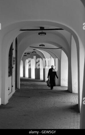 Unter den Bögen in der Altstadt (Stare Mesto), Prag, Tschechische Republik: Ein einjähriger Fußgänger in Male namesti. Schwarzweiß-Bild Stockfoto