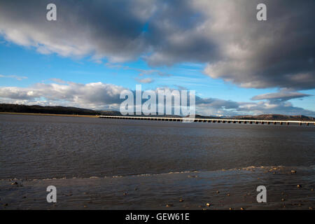 Wolke über dem Eisenbahnviadukt auf The River Kent Morecambe Bay an der Arnside Cumbria in England zieht vorbei Stockfoto