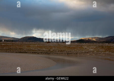 Wolke über dem Eisenbahnviadukt auf The River Kent Morecambe Bay an der Arnside Cumbria in England zieht vorbei Stockfoto