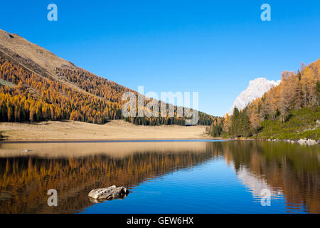 Bergpanorama vom italienischen Alpen. Reflexionen auf Wasser aus "Calaita" See. Wunderschönen Dolomiten Stockfoto