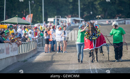 Welt Klasse Trotter Anna Mix gewann das große Rennen "Axevalla Löpning" in das Sommertreffen bei Axevalla Trabrennbahn Stockfoto