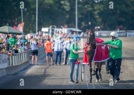 Welt Klasse Trotter Anna Mix gewann das große Rennen "Axevalla Löpning" in das Sommertreffen bei Axevalla Trabrennbahn Stockfoto