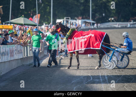 Welt Klasse Trotter Anna Mix gewann das große Rennen "Axevalla Löpning" in das Sommertreffen bei Axevalla Trabrennbahn Stockfoto