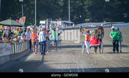 Welt Klasse Trotter Anna Mix gewann das große Rennen "Axevalla Löpning" in das Sommertreffen bei Axevalla Trabrennbahn Stockfoto