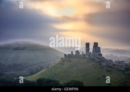 Sonnenaufgang über dem Corfe Castle. Stockfoto