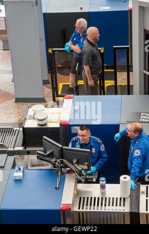 Denver, Colorado - Sicherheitskontrollen der Passagiere am Denver International Airport. Stockfoto