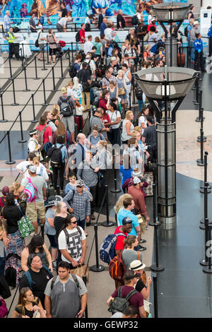 Denver, Colorado - Passagiere warten für die Sicherheitskontrollen am Denver International Airport. Stockfoto