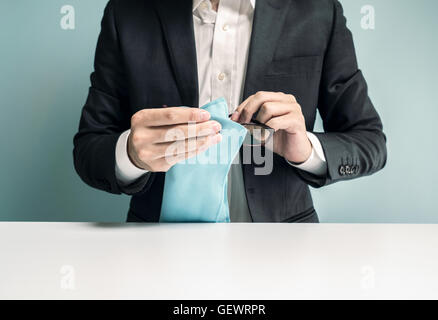 Geschäftsmann, die Reinigung der Gläser Stockfoto