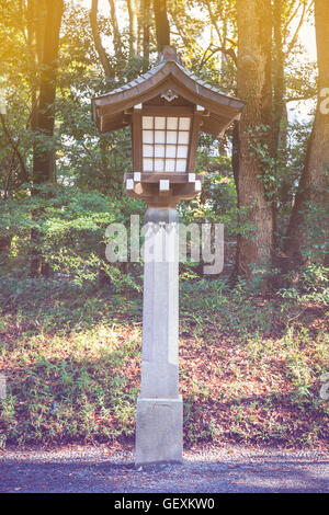 Japanische Lampe am Meiji-Jingu Schrein, Harajuku, Tokyo, japan Stockfoto