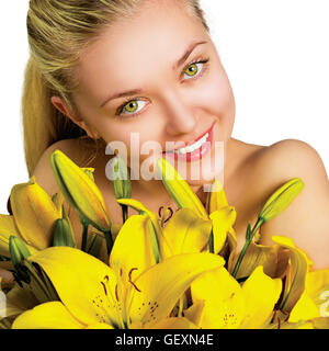 Porträt einer schönen jungen Frau mit Blumen Stockfoto