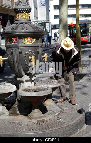 Öffentliche Trinkbrunnen auf La Ramblas in Barcelona Stockfoto