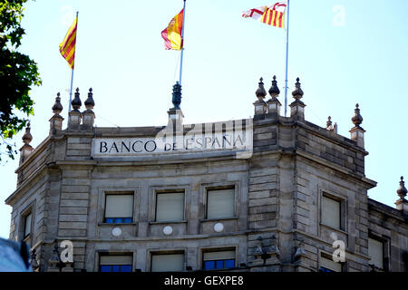 Banco de España, die spanische und katalanische Flagge auf dem Dach des Gebäudes. Stockfoto