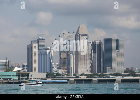 Blick auf die Skyline verschiedener Geschäftsbüros, Hotels und Singapur Flyer von der Straße von Singapur an einem bewölkten Tag. Marina Bay. Stockfoto