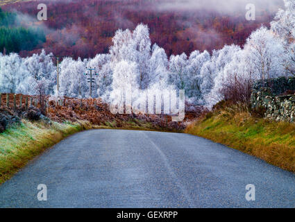Ein Winter-Blick auf einer kurvenreichen Straße in den schottischen Highlands. Stockfoto