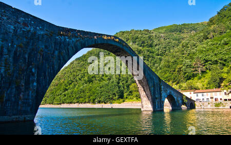 die berühmte Brücke mit vier Bögen in verschiedenen Größen, mit einem fünften Bogen für die Eisenbahn, befindet sich in der Toskana, Italien Stockfoto