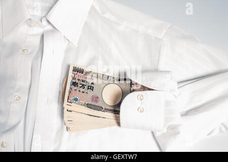 Business-Hemden mit zehntausend Yen Rechnungen Stockfoto