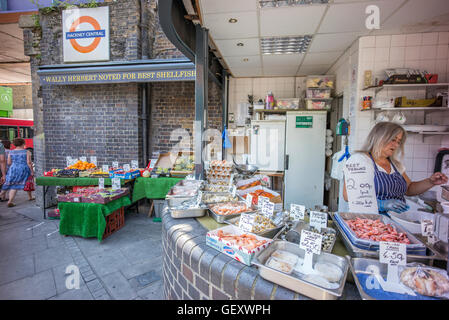 Bunte Hackney Hauptbahnhof mit Wally Herbert Shell Fischgeschäft. Stockfoto