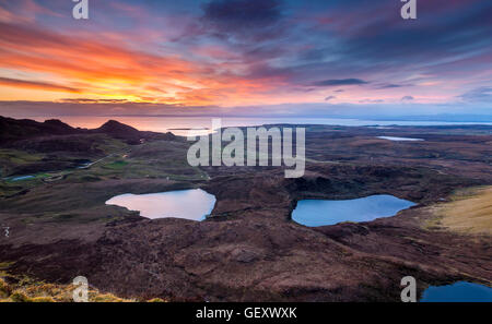 Ein Blick vom Bioda Buidhe über Loch Erdöl-Na Luirginn und Loch Cleat in Richtung Sound of Raasay. Stockfoto