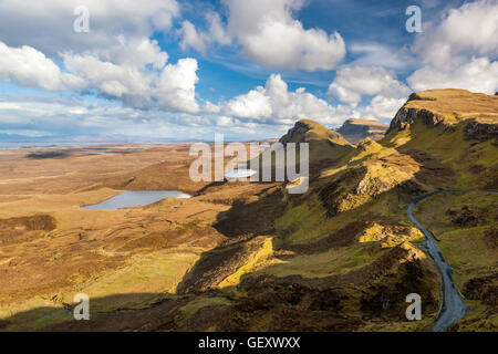 Ein Blick auf die Straße durch die Berge an der Quiraing. Stockfoto