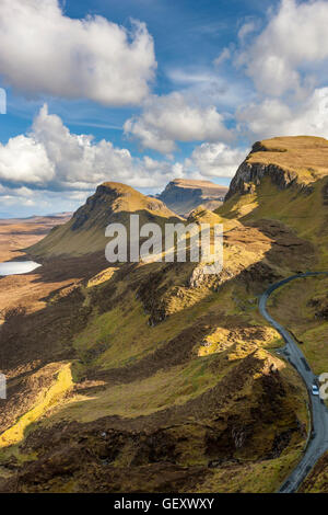 Ein Blick auf die Straße durch die Berge an der Quiraing. Stockfoto