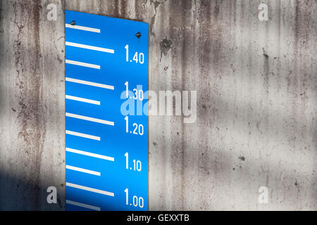 Blaue Flut Ebene Messskala Wandmontage konkrete Liegeplatz im Hafen Stockfoto