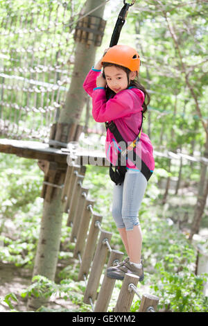 Chinesische Mädchen spielen im Tree Top Adventure park Stockfoto