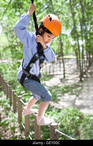 Chinesische Mädchen spielen im Tree Top Adventure park Stockfoto