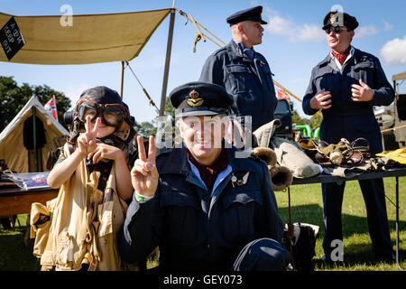 Männer in RAF Uniformen für Fotos posieren für wohltätige Zwecke auf der 6. jährlichen kombiniert Ops Show zu sammeln. Stockfoto