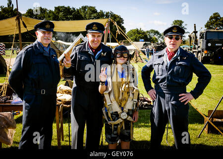 Männer in RAF Uniformen für Fotos posieren für wohltätige Zwecke auf der 6. jährlichen kombiniert Ops Show zu sammeln. Stockfoto