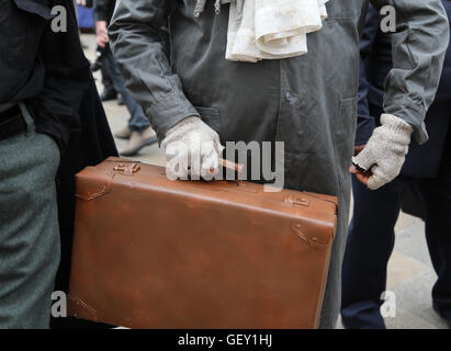 Einwanderer mit alten Leder Koffer während der Reise im Ausland auf dem Gebiet der humanitären Flüchtling Rezeption Stockfoto