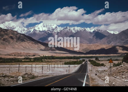 Eine der schönsten Bergstraßen der Welt - Karakorum Highway in China Stockfoto